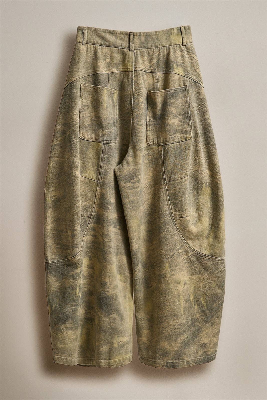 Urban Daizy - Camo Print Barrel Leg Carpenter Jeans