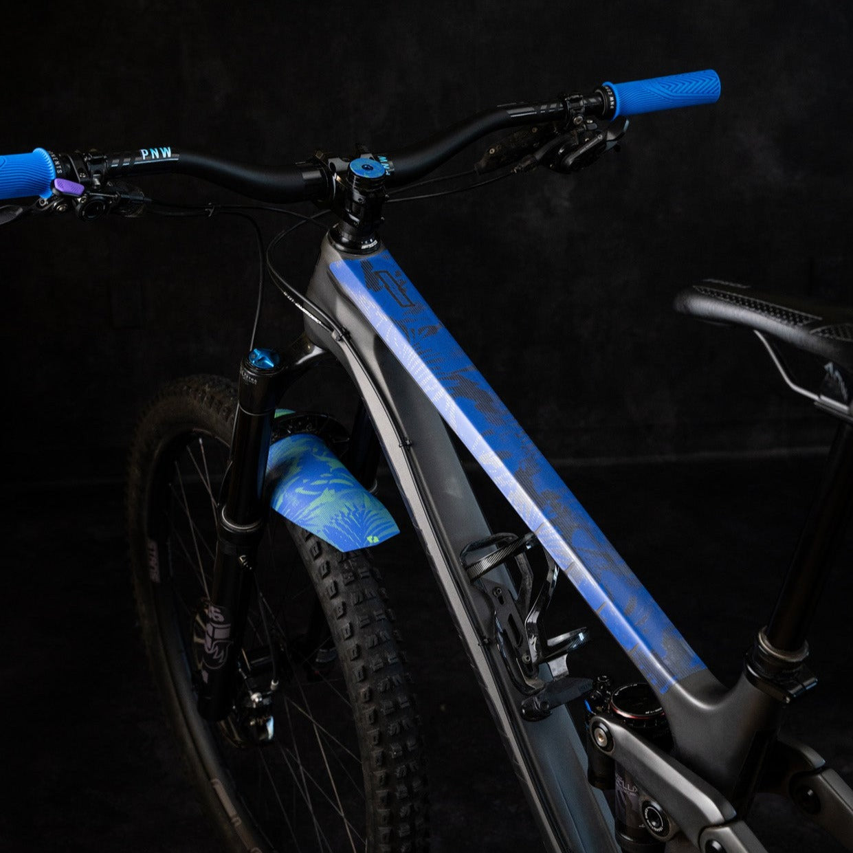 Tropical Glitch Frame Keeper with Unique Glitch Design and Durable Frame Material-Goodwynn'sGoodwynn's