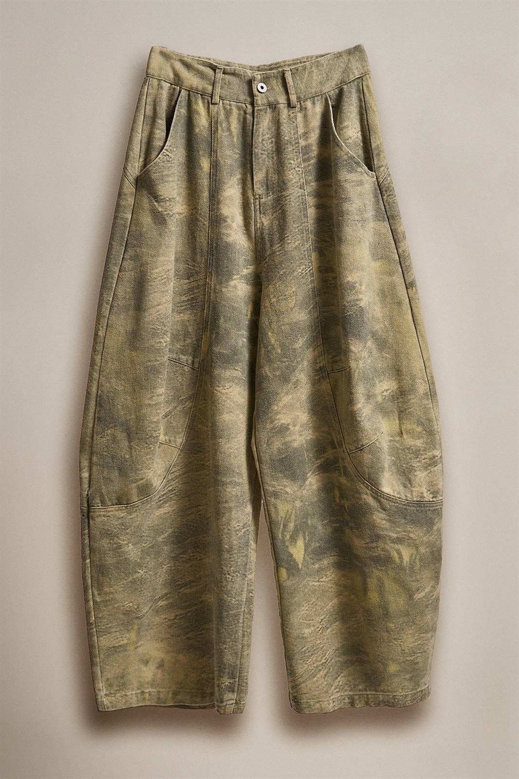 Urban Daizy - Camo Print Barrel Leg Carpenter Jeans